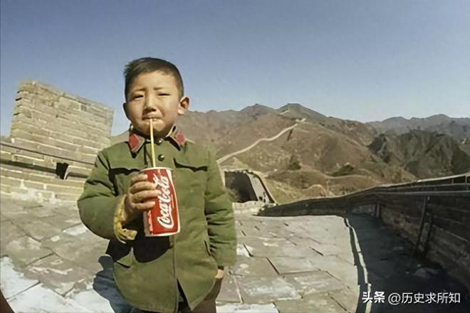 46年前因一张照片被称为中国第一个喝可乐的男孩后来怎样了？